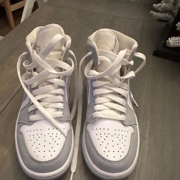Wmns Air Jordan 1 Mid 'Wolf Grey Aluminum' - Picture 1 of 3